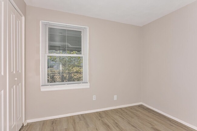 Building Photo - 4 Redwood Dr