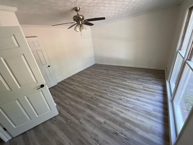 Building Photo - Spacious 4BR Duplex in Riverdale