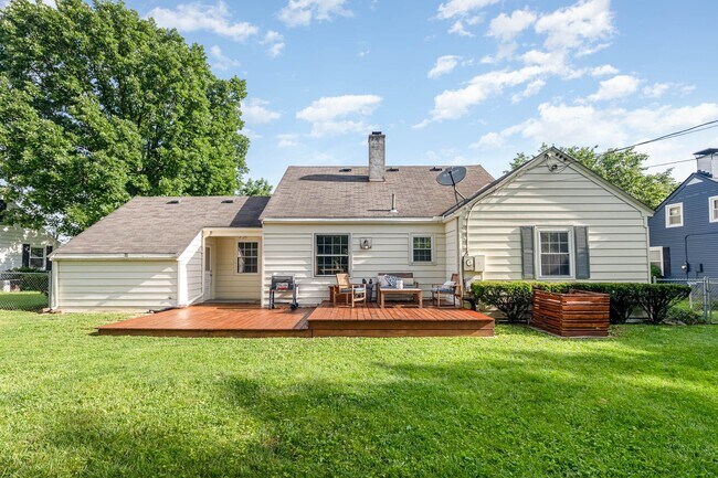 Building Photo - 1633 Sunset Dr