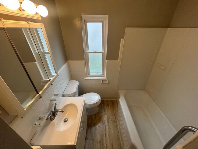 Building Photo - Charming 3-Bedroom Home Near North Toledo