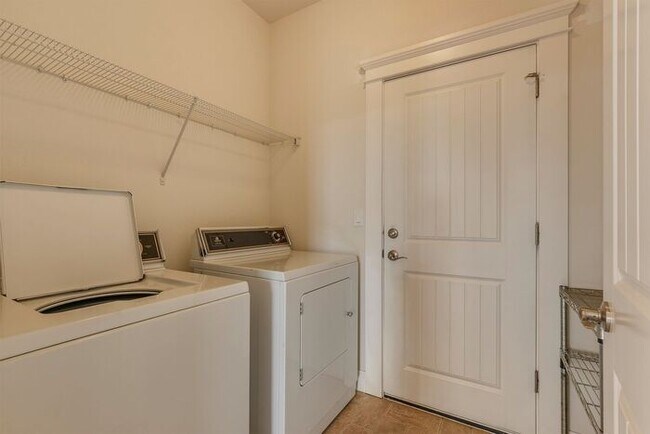 Building Photo - Move In Ready One Level Vaulted Ceiling Home Close to Pacific University!