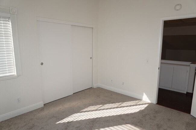 Building Photo - 10386 Meadow Creek Dr
