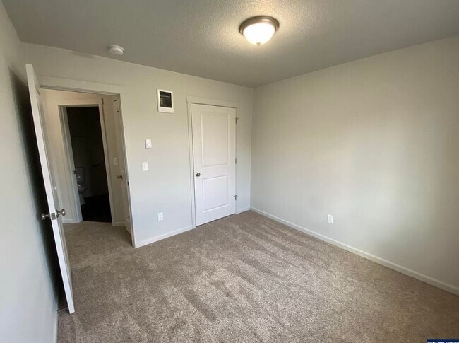 Building Photo - Available now! 3 bedroom ~ 2.5 Bathroom st...