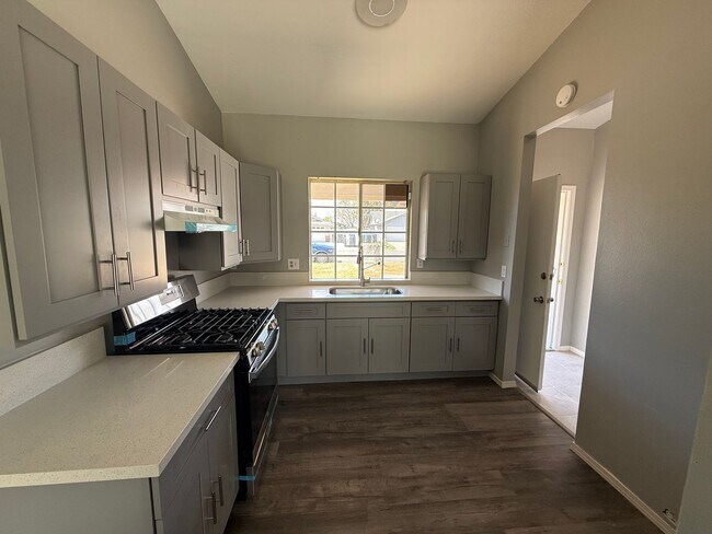 Building Photo - 4 bedroom 2 bath!