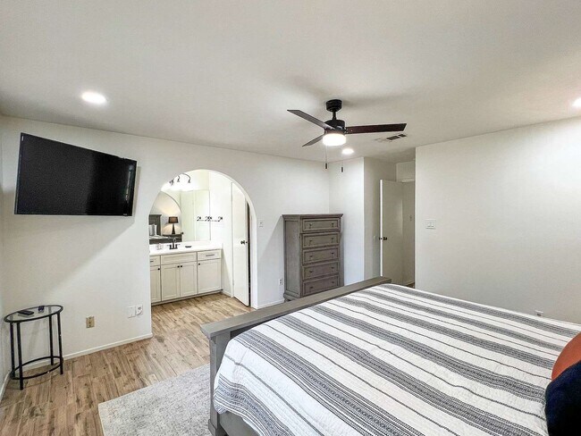 Building Photo - 2012 E Lacey Oak Cir