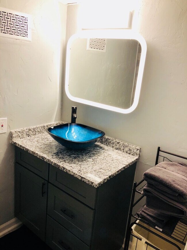 Building Photo - Fantastic location! FURNISHED 1bed/1bath available for March 2026 move in!