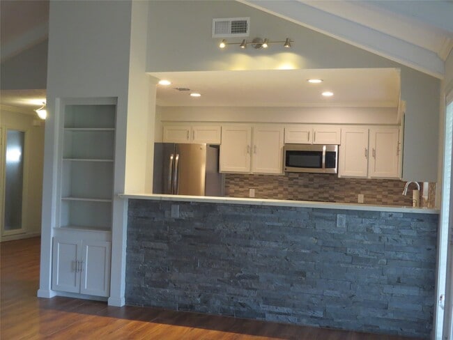 Building Photo - 625 Augusta Dr