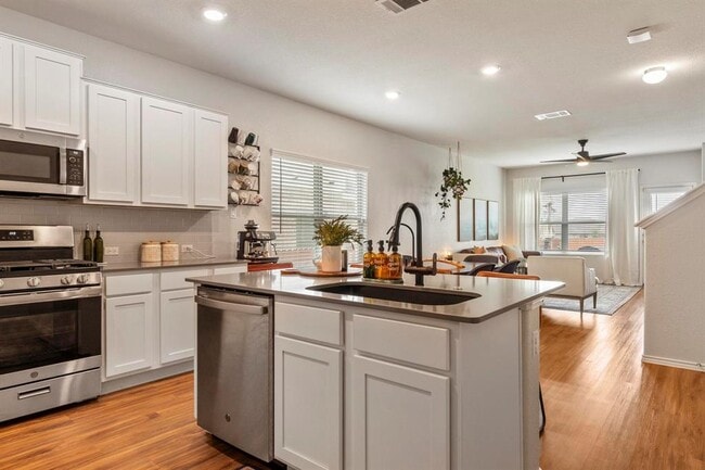 Building Photo - 5932 Bianca Dr