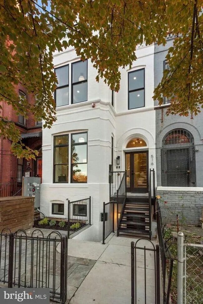 Building Photo - Modern 3BR/3BA Shaw Penthouse with Two Private Decks