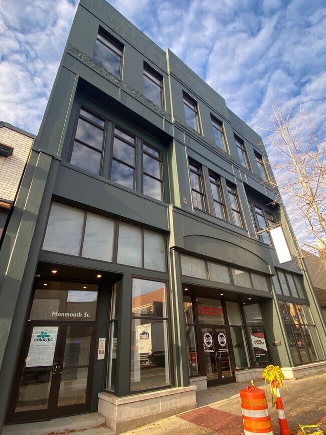 Building Photo - Spacious Loft