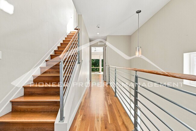 Building Photo - 3625 Mariposa St