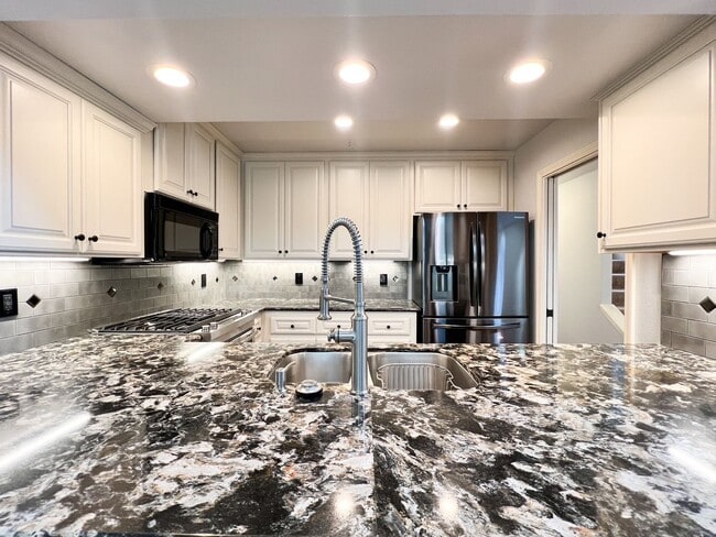Building Photo - 39 Fountain Grove Cir