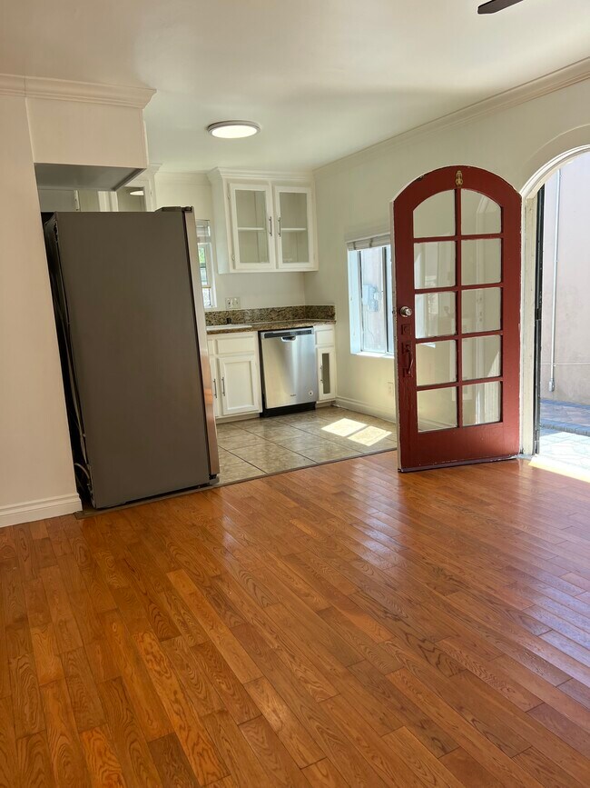 Building Photo - 940 N Serrano Ave