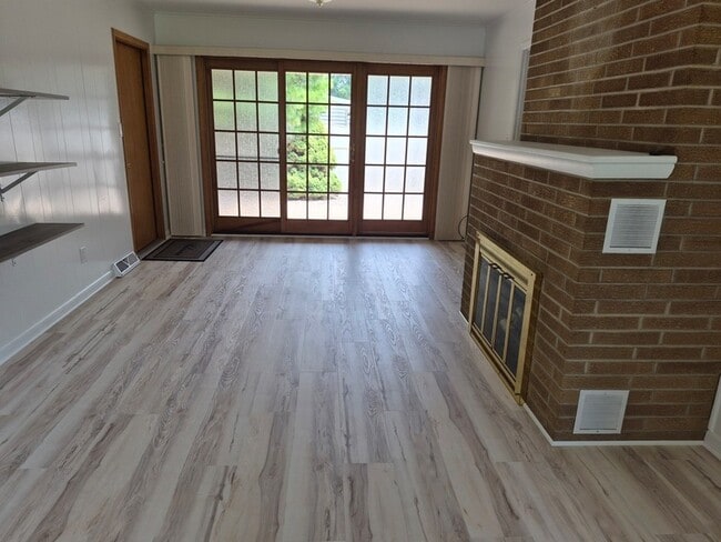 Building Photo - 403 Oak St