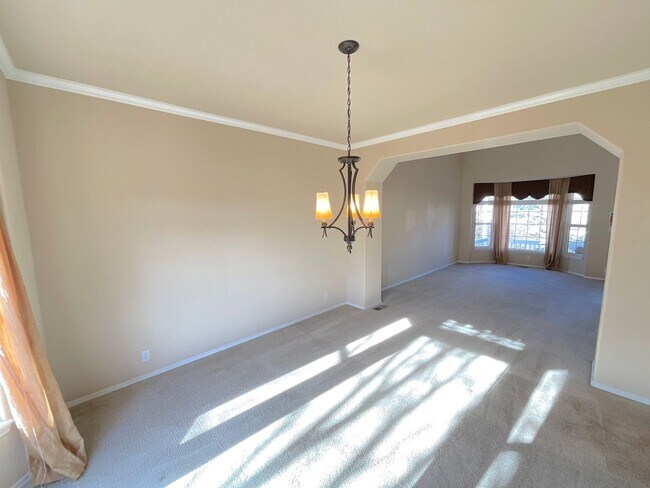 Building Photo - 5 Bedroom Home Available Near Rangewood Dr & Vickers Dr!