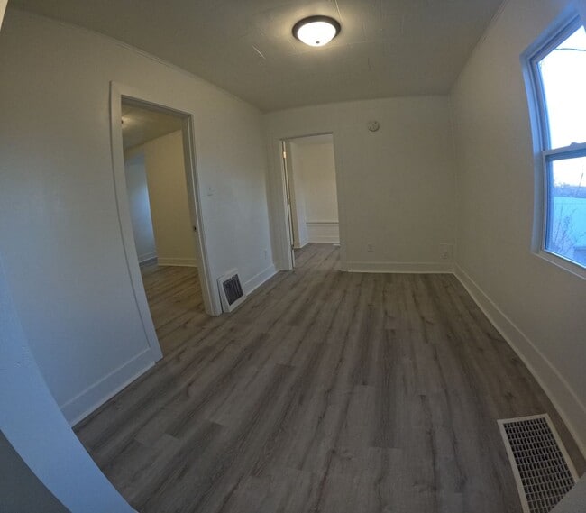 Building Photo - $950 Deposit $950 Rent