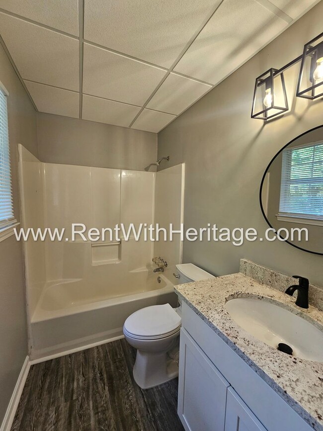 Building Photo - Gorgeous 5 bedroom/ 3 bath/ Upgrades Galor...