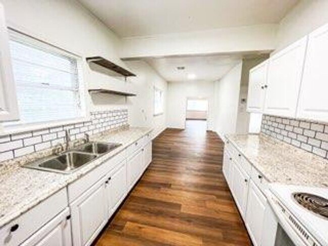 Building Photo - Charming Renovated Three Bedroom Home in Oilton