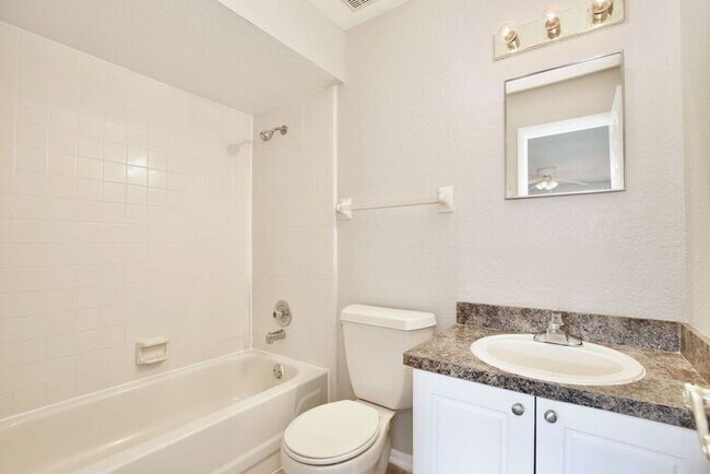 Building Photo - Spacious 2/2 Condo in Hawthorne Village - Orlando! Available Now!