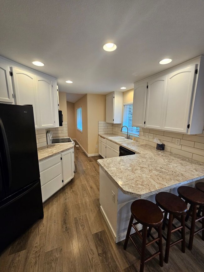 Building Photo - Beautiful 3 bed 3 bath family home in a ni...