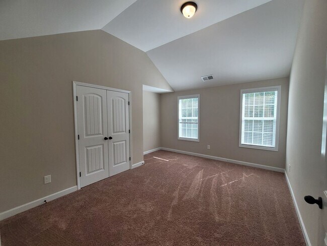 Building Photo - Beautiful 2 Story Home Located Outside of Fayetteville and Fort Bragg!