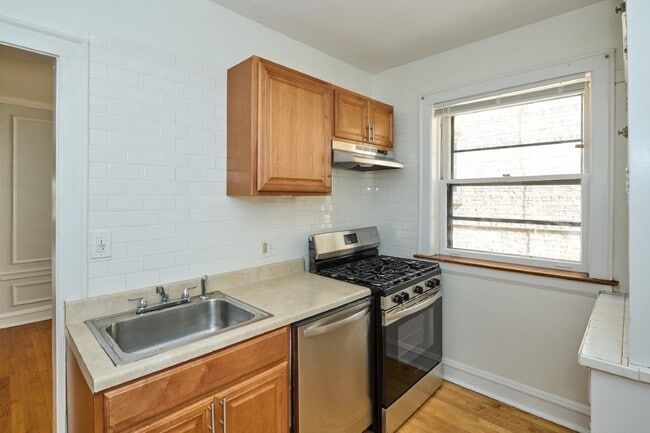 Building Photo - 1112 Grove St