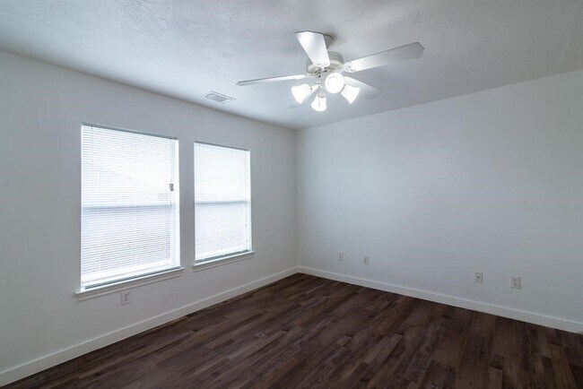 Building Photo - 2707 Troy Dr