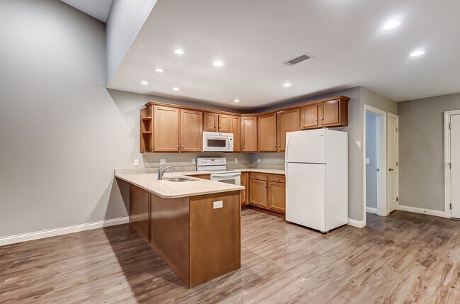 Building Photo - Victory Place Villas - 2 Bedroom, 2 Bathroom - End Unit