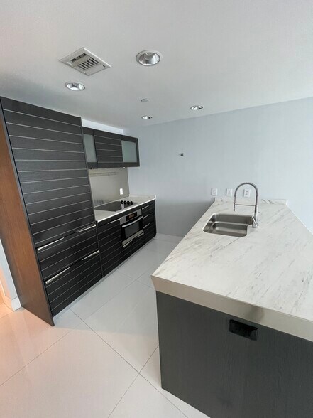 Primary Photo - 200 Biscayne Boulevard Way