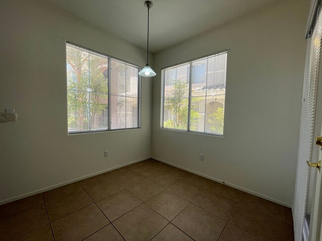 Building Photo - First Floor Condo Unit in Gated Community!