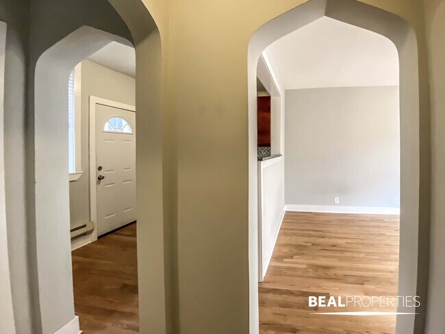 Building Photo - 4417 N Wolcott Ave