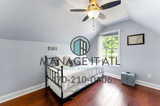 Building Photo - Cozy 3 bedroom house located one block from the Beltline!