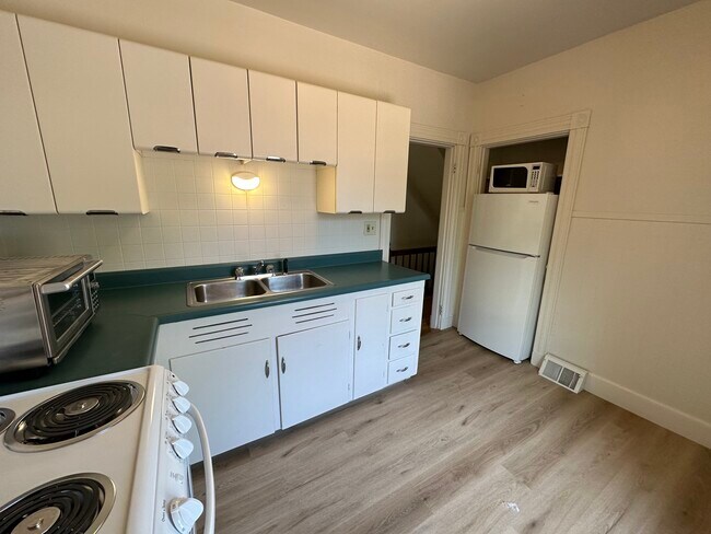 Building Photo - 40 Silver St