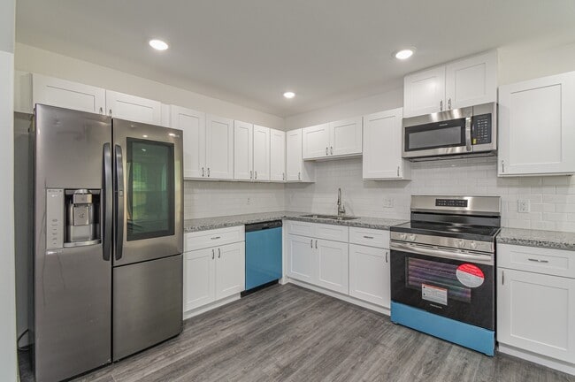 Building Photo - 7802 Crestview Dr