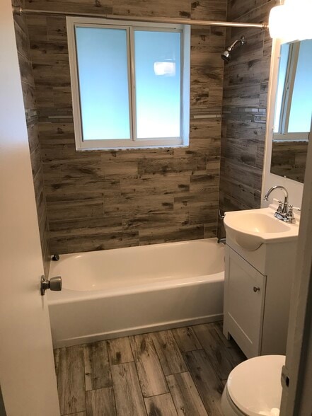 Building Photo - 125 NE 30th Ct