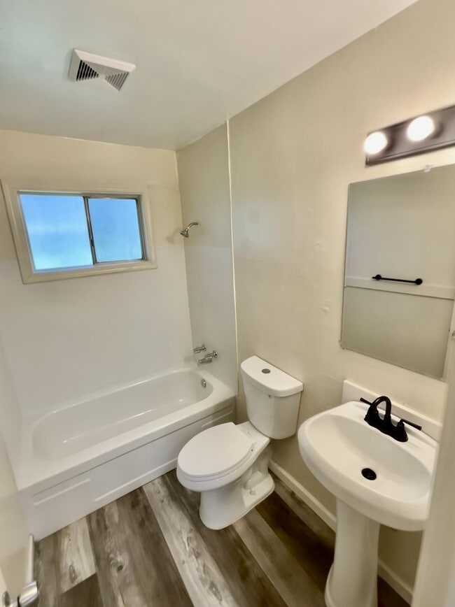 Building Photo - Cottonwood