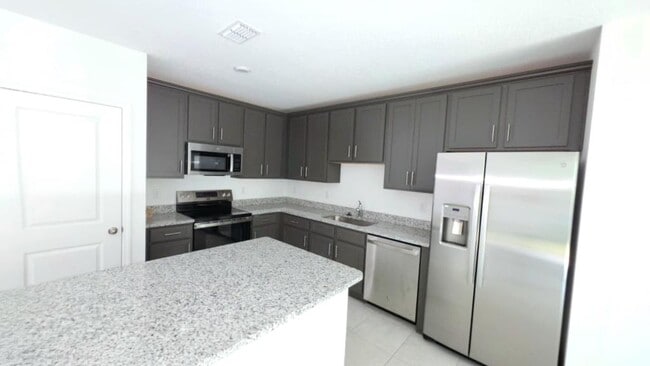 Building Photo - 1602 Fan Palm Dr