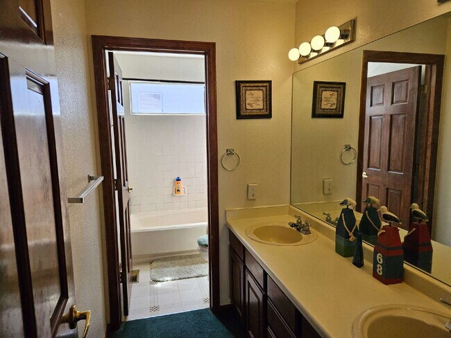 Building Photo - 5 Bedroom/ 4 Bath Two-Story in Governors Place