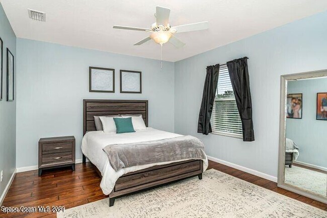 Building Photo - 2545 Revolution St