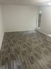 Building Photo - 106 Oak St