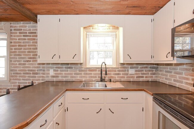 Building Photo - 110 Oswego St