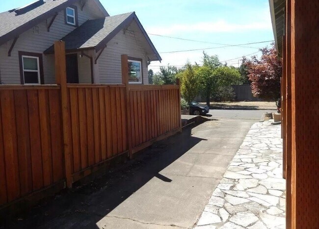 Building Photo - Stunning 4BD Craftsman in Excellent N Port...
