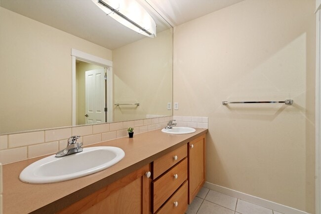Building Photo - 3Bd/2.5Ba Kirkland Townhouse