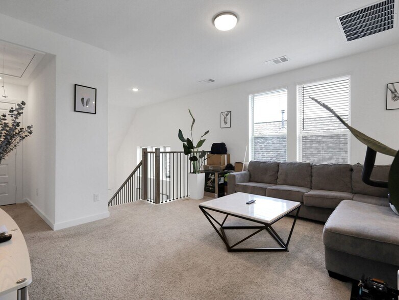 Building Photo - 3936 Mercedes Bend