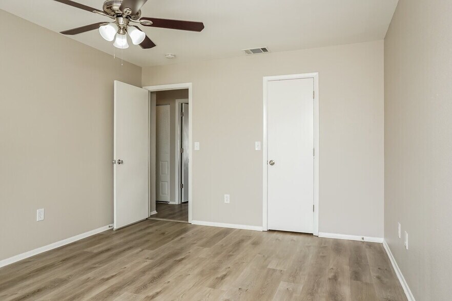 Building Photo - 6927 Roslyn Ct