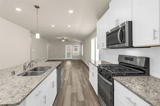 Building Photo - 18095 Martin Pines Dr