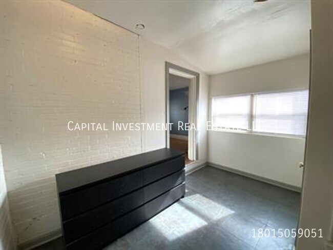 Building Photo - 470 E 300 S