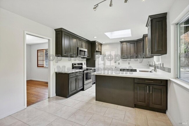 Building Photo - Beautiful 3 bedroom, 2 bath, 2,039 sqft hi...