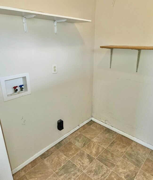 Building Photo - 1505 Holly Hill Dr