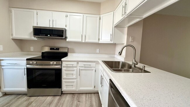 Building Photo - Fully Remodeled 2 Bedroom Townhome in Sout...